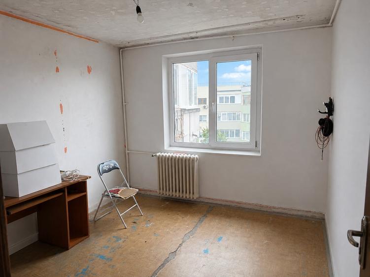 Apartament cu 4 camere decomandat în Teiul Doamnei