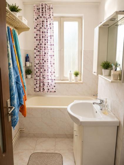 Apartament cu 3 camere decomandat în Cornișa