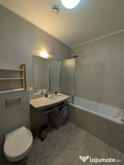 Apartament cu 3 camere semidecomandat în Florești