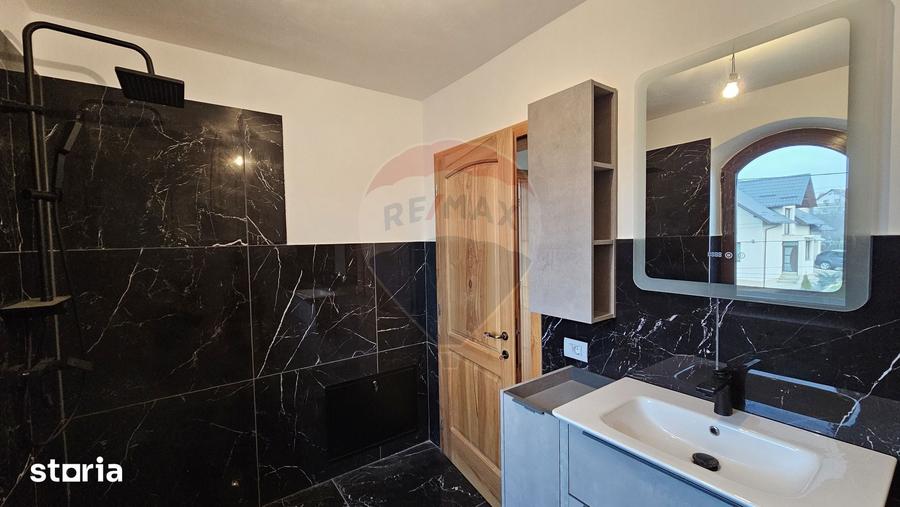 Casă cu 5 camere cu Teren 840 Mp în Șcheia