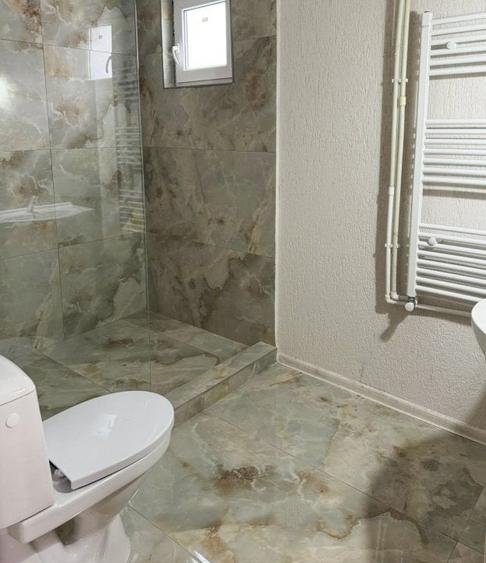 Casă individuală cu 10 camere cu Teren 700 Mp în Telecabinei