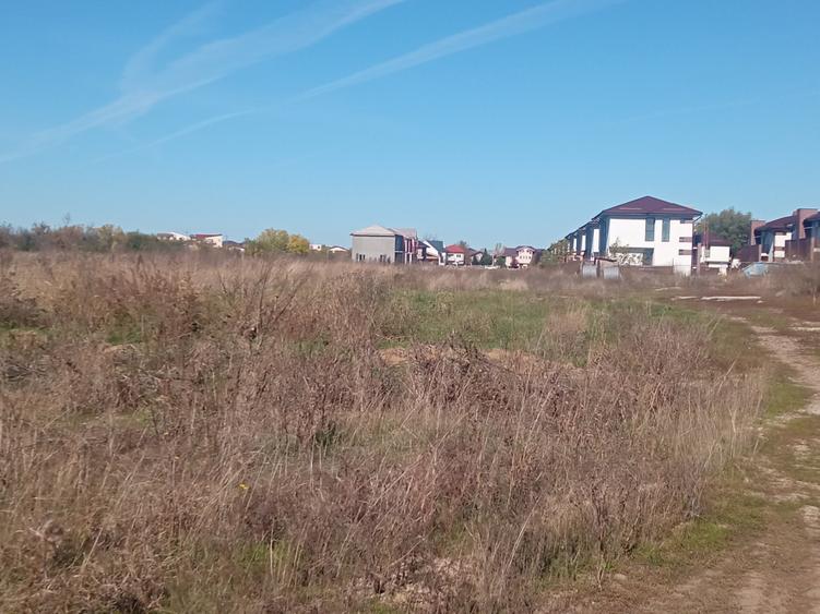 Teren Construcții intravilan de 450 mp, în Est