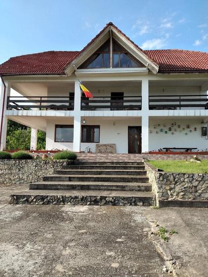 Casă cu 6 camere cu Teren 4600 Mp în Runcu