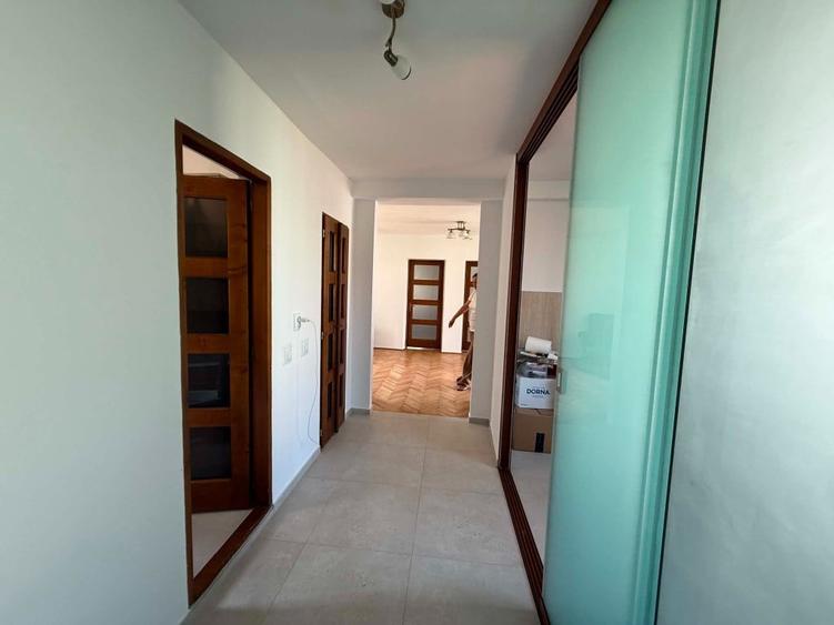 Apartament cu 3 camere semidecomandat în Andrei Mureșanu
