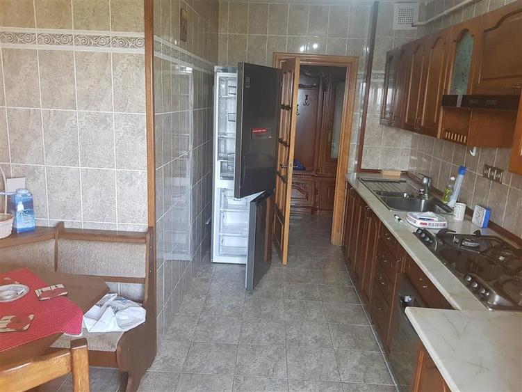 Apartament cu 3 camere decomandat, mobilat în Școlilor