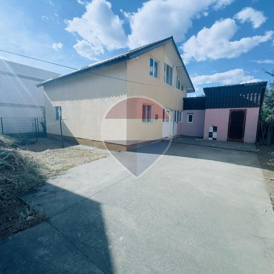 Casă individuală cu 5 camere cu Teren 300 Mp în Central