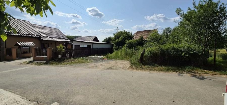 Teren de 2100 mp, în Var