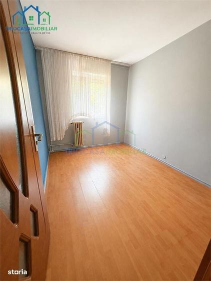 Apartament cu 3 camere semidecomandat în Rovine