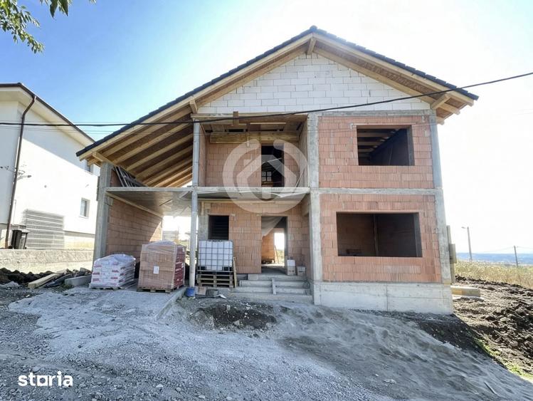 Casă cu 5 camere cu Teren 476 Mp în Roșia