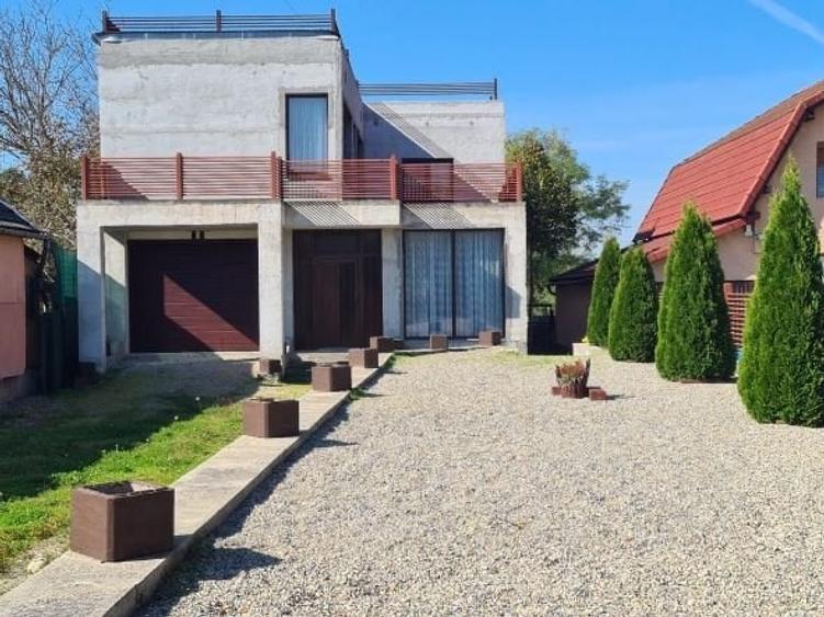 Casă individuală cu 4 camere cu Garaj în Călan