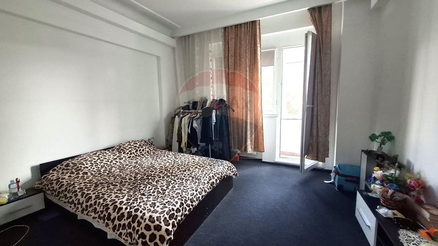 Apartament cu 4 camere semidecomandat în P-ța Victoriei