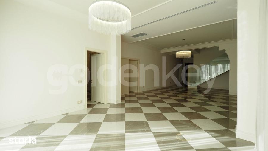 Casă cu 7 camere cu Teren 550 Mp în Central