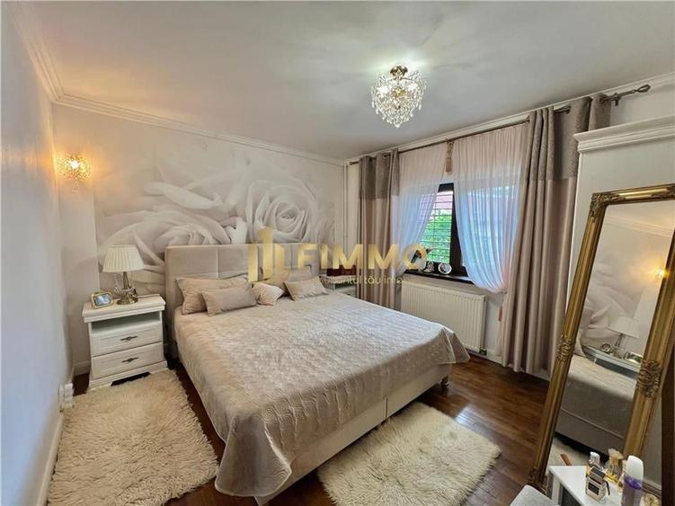 Casă individuală cu 9 camere cu Canalizare în Central
