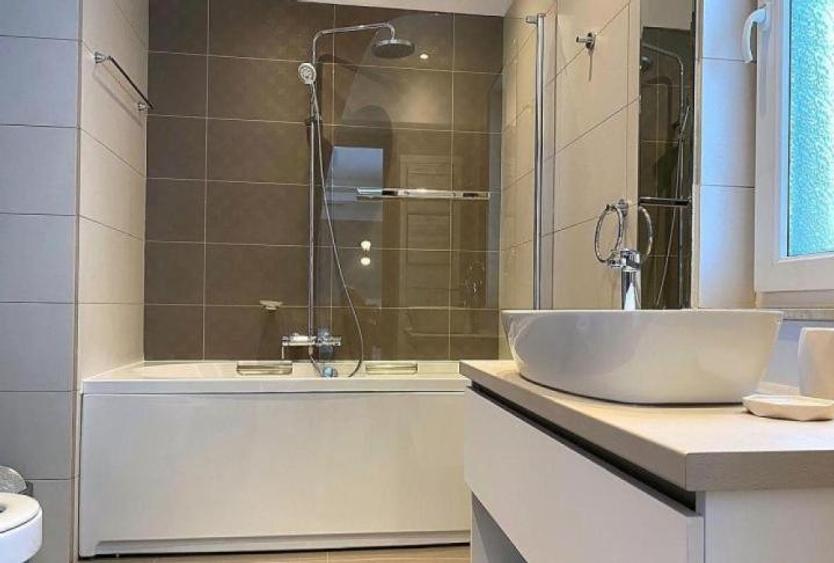 Apartament cu 3 camere, mobilat în Nordului