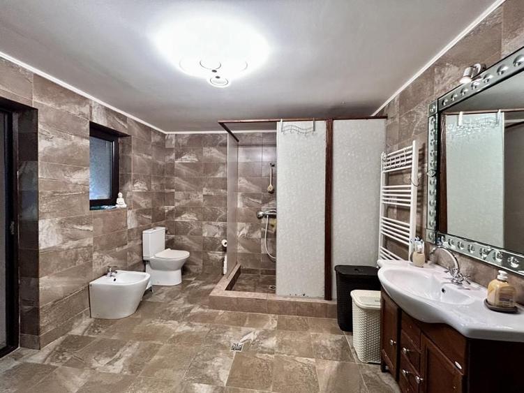 Casă individuală cu 5 camere cu Canalizare în Central