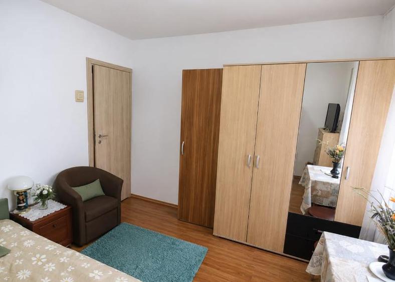 Apartament 2 camere decomandat, etajul 3 ,mobilat ,utilat , parcare ,boxa Astra- - 8