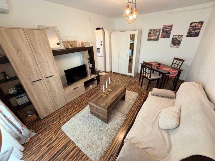 Apartament cu 2 camere semidecomandat, mobilat în Tei