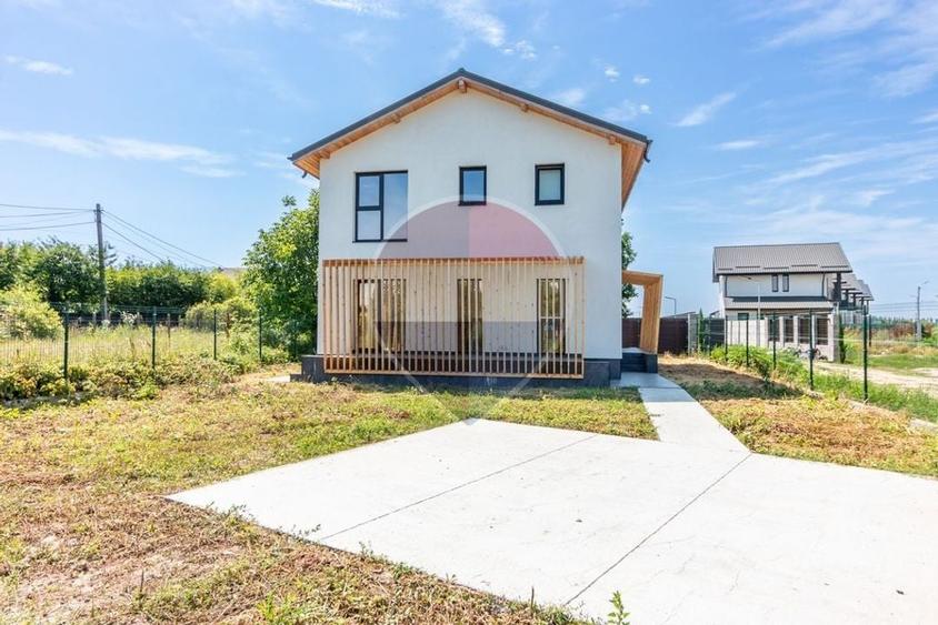 Casă individuală cu 4 camere cu Teren 450 Mp în Săbăreni