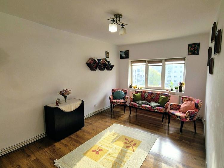 Apartament cu 3 camere decomandat în Central