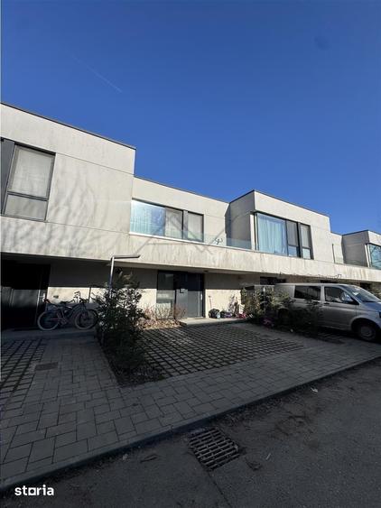 Casă cu 4 camere cu Piscina în Central