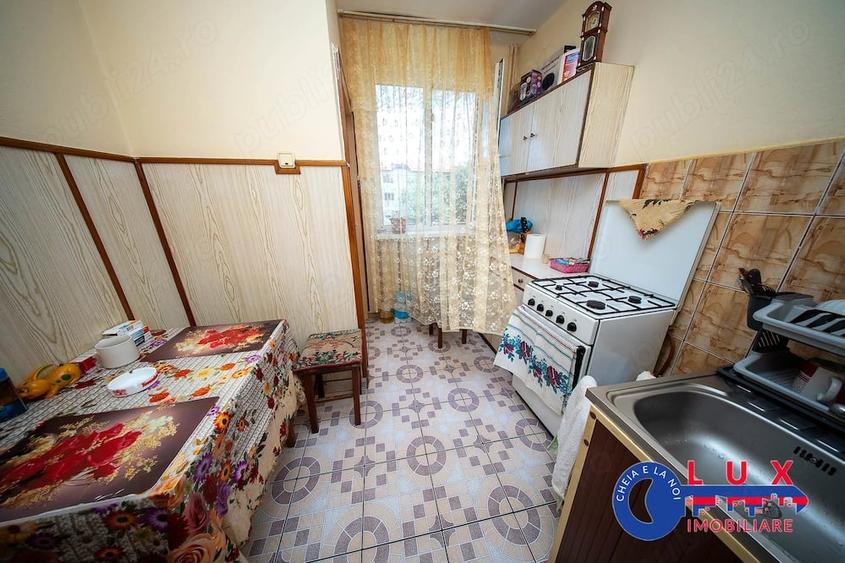 Apartament cu 3 camere semidecomandat în Babadag