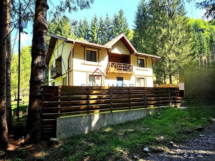 Casă individuală cu 5 camere cu Canalizare în Trăisteni