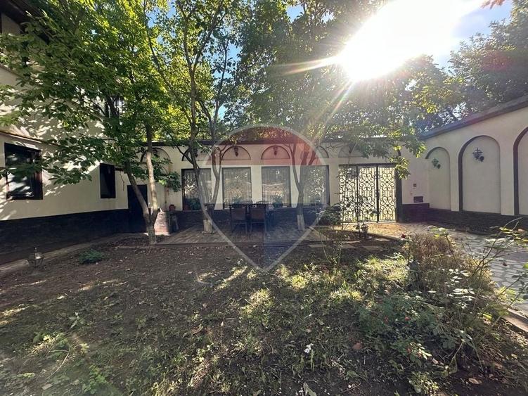 Casă individuală cu 8 camere cu Teren 488 Mp în Domenii