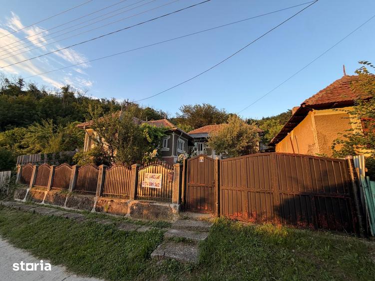 Casă cu 4 camere cu Teren 592 Mp în Tătărani