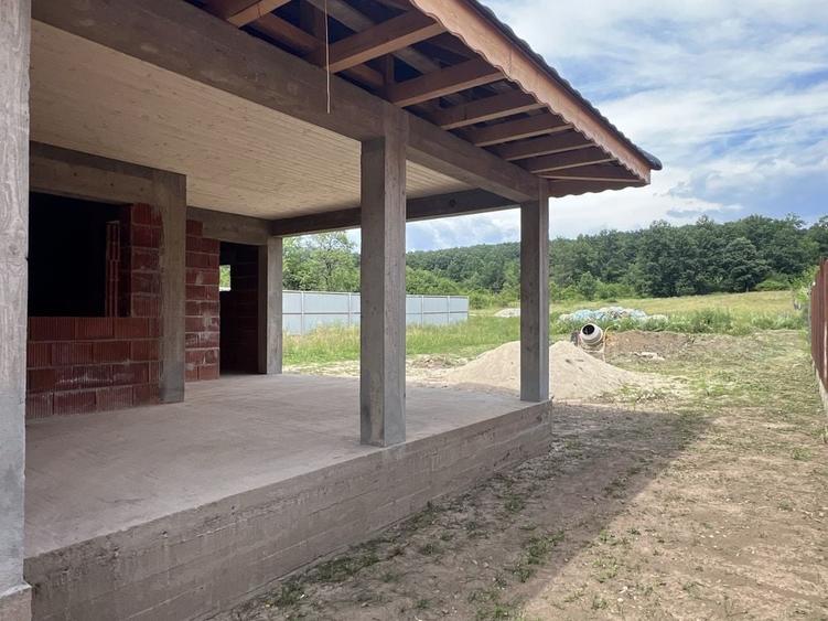 Casă cu 3 camere în Suseni