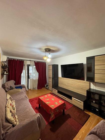Apartament cu 3 camere decomandat în Exterior Vest