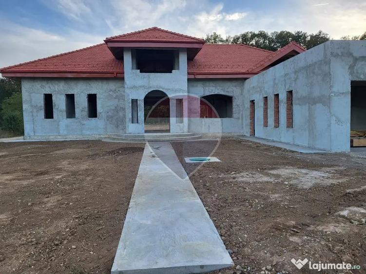 Casă cu 5 camere cu Teren 2781 Mp în Periș