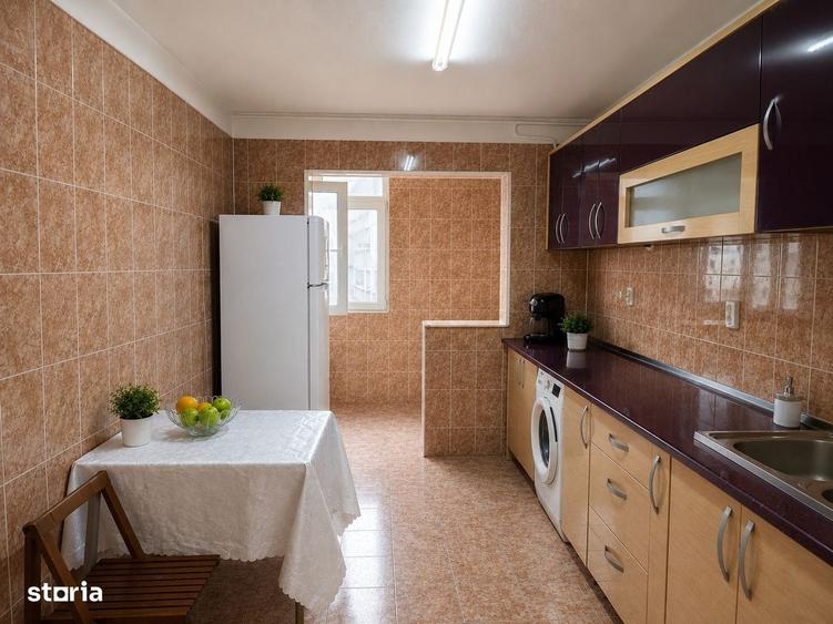 Apartament cu 4 camere decomandat în Tei