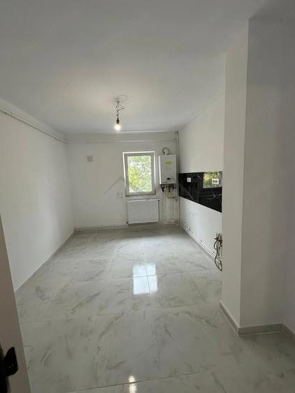 Apartament cu 4 camere decomandat în Filiași