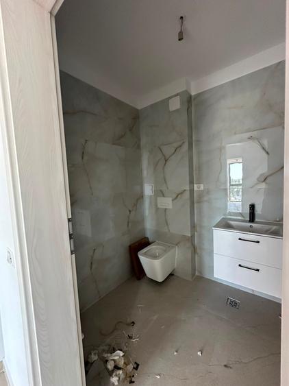 Apartament cu 3 camere semidecomandat în Berceni