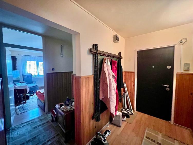 Apartament cu 4 camere decomandat, mobilat în Soarelui