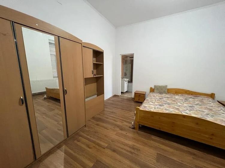 Casă cu 8 camere cu Garaj în Central