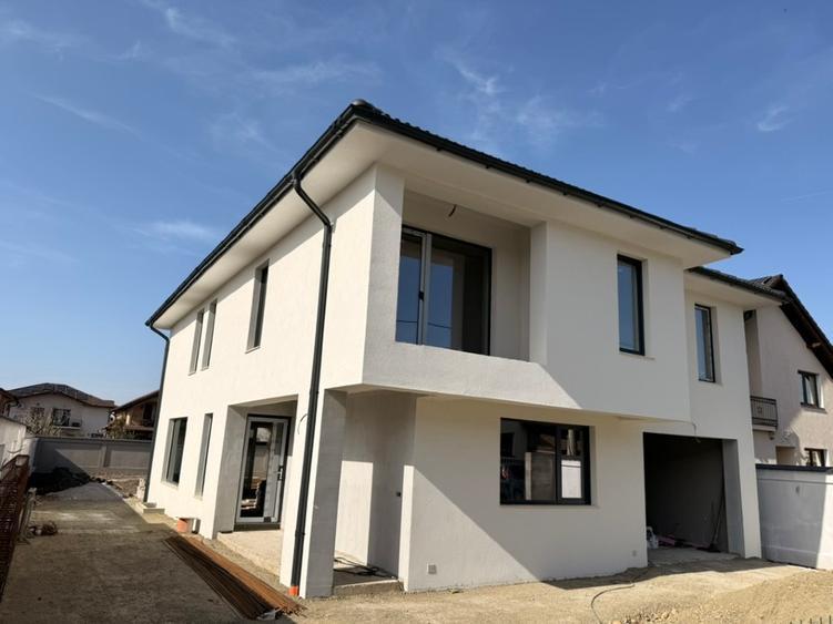 Casă individuală cu 5 camere cu Teren 650 Mp în Central