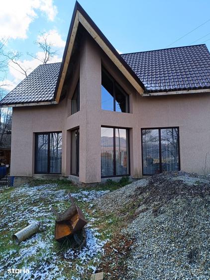 Casă cu 4 camere cu Teren 2500 Mp în Central