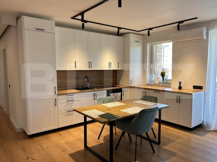 Apartament cu 4 camere semidecomandat, mobilat în Iris
