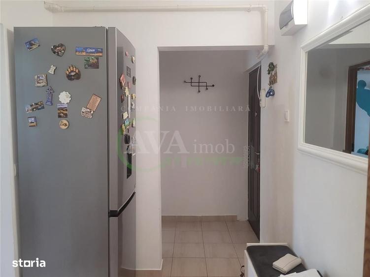 Apartament cu 3 camere semidecomandat în Brătești