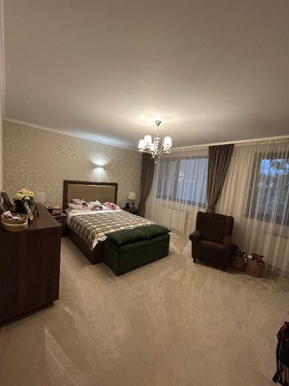 Casă individuală cu 5 camere cu Canalizare în Central