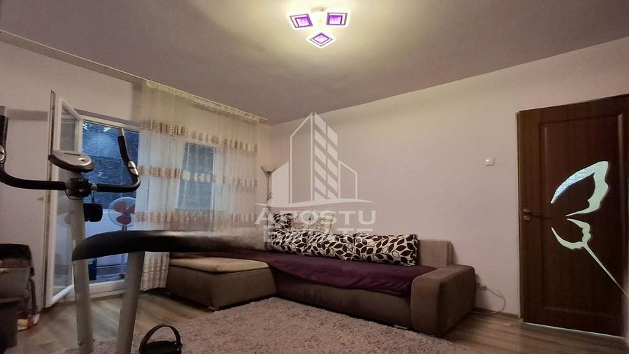 Apartament cu 2 camere semidecomandat, mobilat în Micălaca