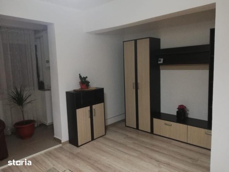 Apartament cu 3 camere decomandat în Piața Centrală