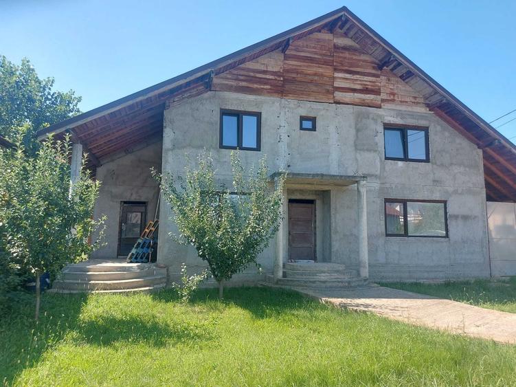 Casă cu 4 camere în Păulești