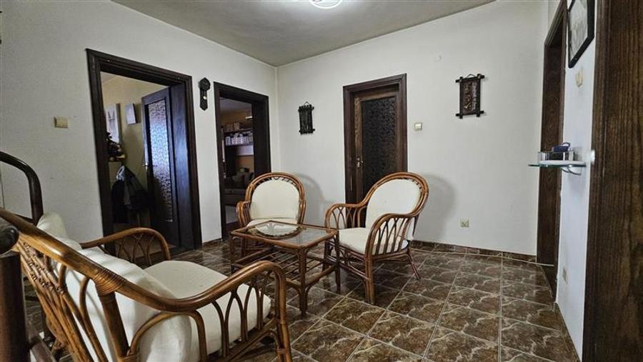 Casă individuală cu 8 camere cu Canalizare în Girocului