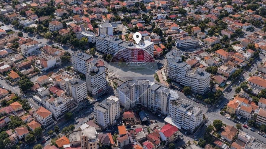 Apartament cu 3 camere decomandat în Trocadero