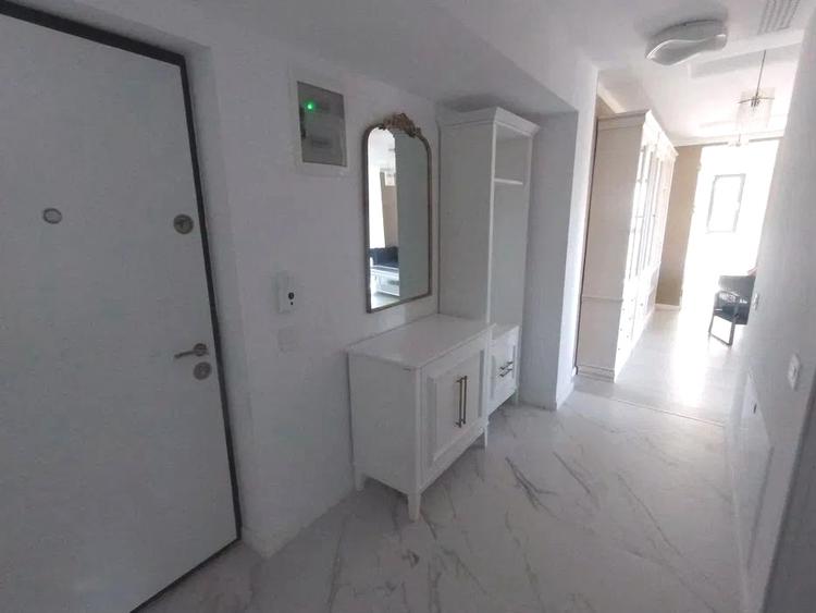 Apartament cu 3 camere, mobilat în Viilor