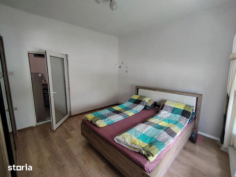 Casă cu 6 camere cu Teren 210 Mp în Zimandu Nou