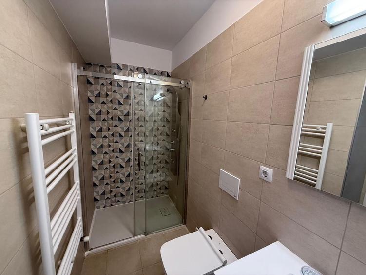 Apartament cu 3 camere semidecomandat, mobilat în Pipera