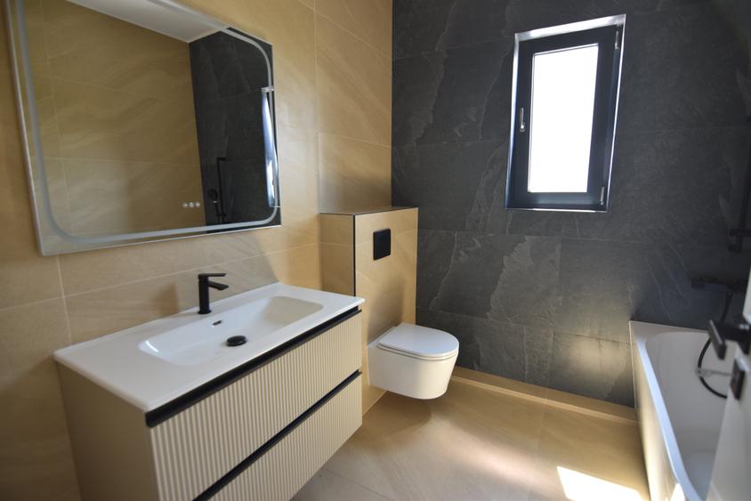 Casă individuală cu 4 camere cu Canalizare în Domnești